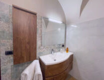 wall, indoor, bathroom, plumbing fixture, bathtub, shower, tap, mirror, floor, bathroom accessory, interior, hotel